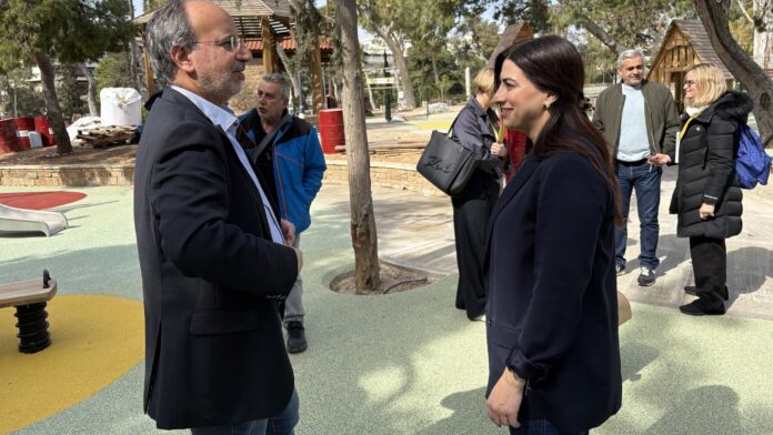 Δ.Ν.Σμύρνης: Στην παιδική χαρά του άλσους η Αντιπεριφερειάρχης Αττικής επισκέπτεται