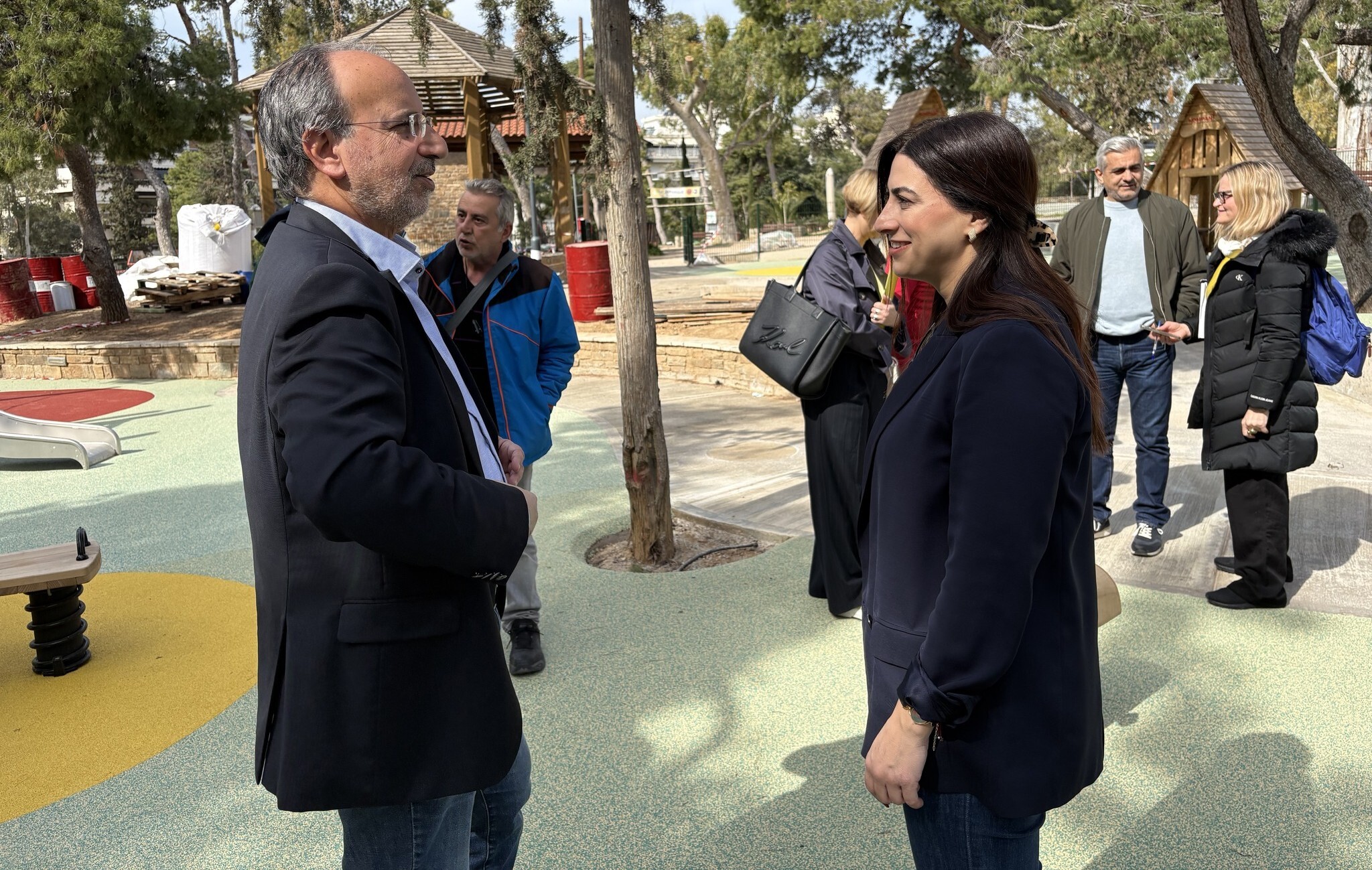 Δ.Ν.Σμύρνης: Στην παιδική χαρά του άλσους η Αντιπεριφερειάρχης Αττικής επισκέπτεται