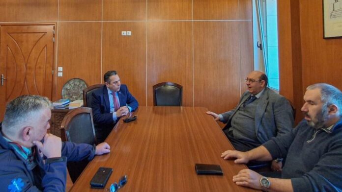 Σύσκεψη Δημάρχου Δυτικής Λέσβου με τον επικεφαλής του ΕΚΑΒ