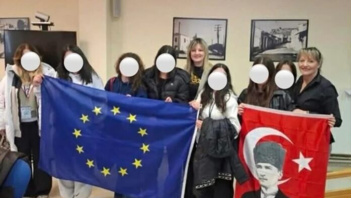 Ελασσόνα: Αντιδήμαρχος πόζαρε με τη σημαία του Κεμάλ Ατατούρκ – Έντονες αντιδράσεις από την αντιπολίτευση