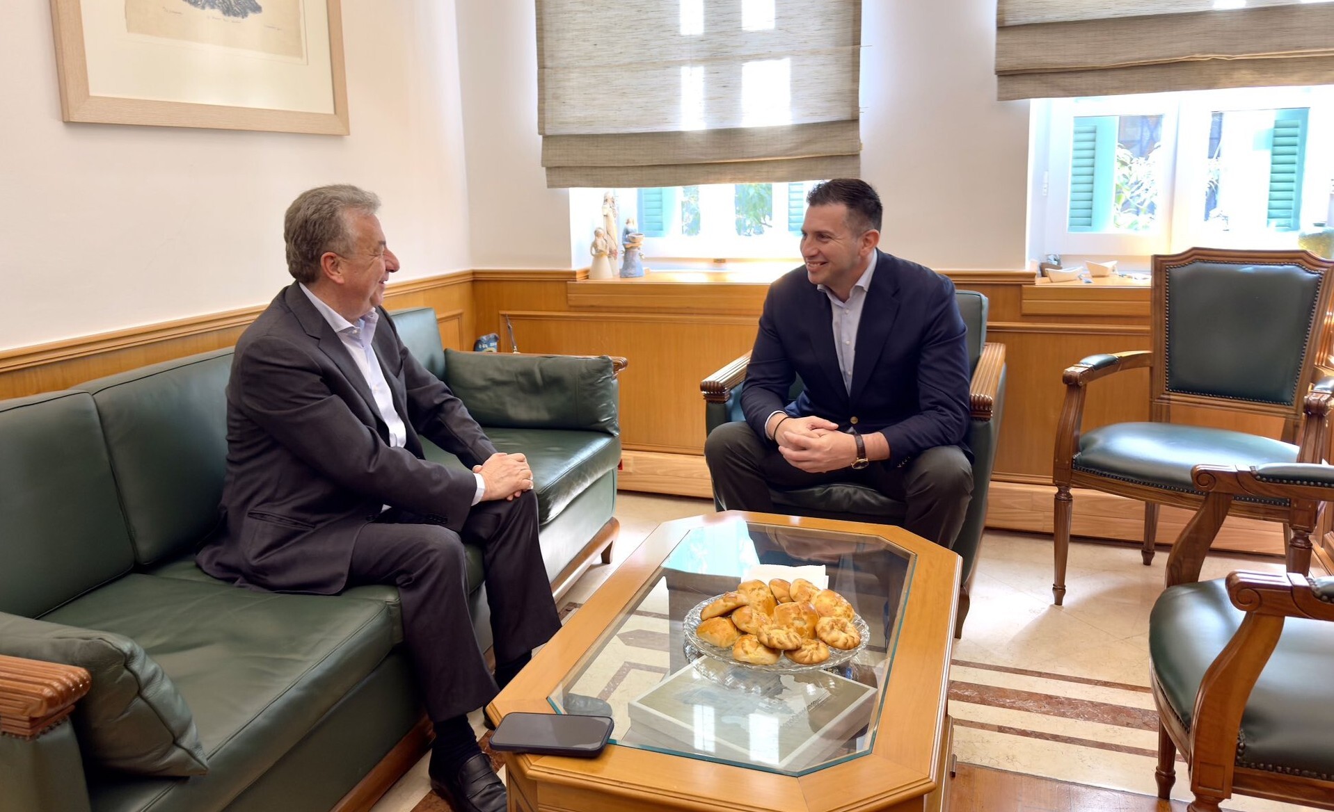 Σύσκεψη Περιφερειάρχη Κρήτης με τον Γ.Γ. Επικοινωνίας και Πληροφόρησης