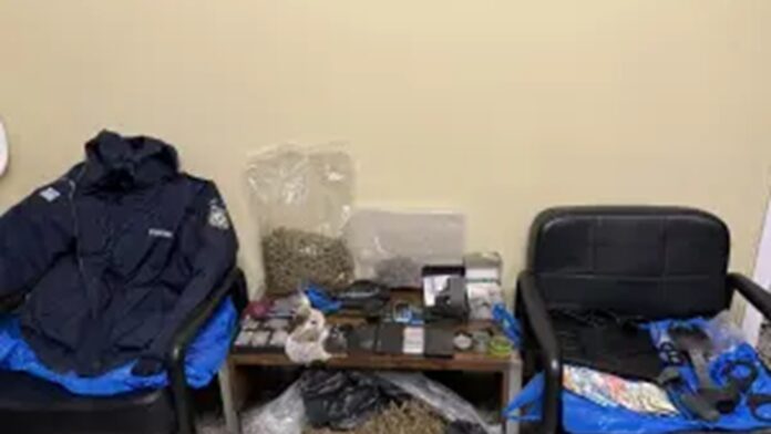 Επιχειρήσεις της αστυνομίας σε Ίλιον, Ασπρόπυργο, Αχαρνές και Ελευσίνα – Κατασχέσεις ναρκωτικών και όπλων