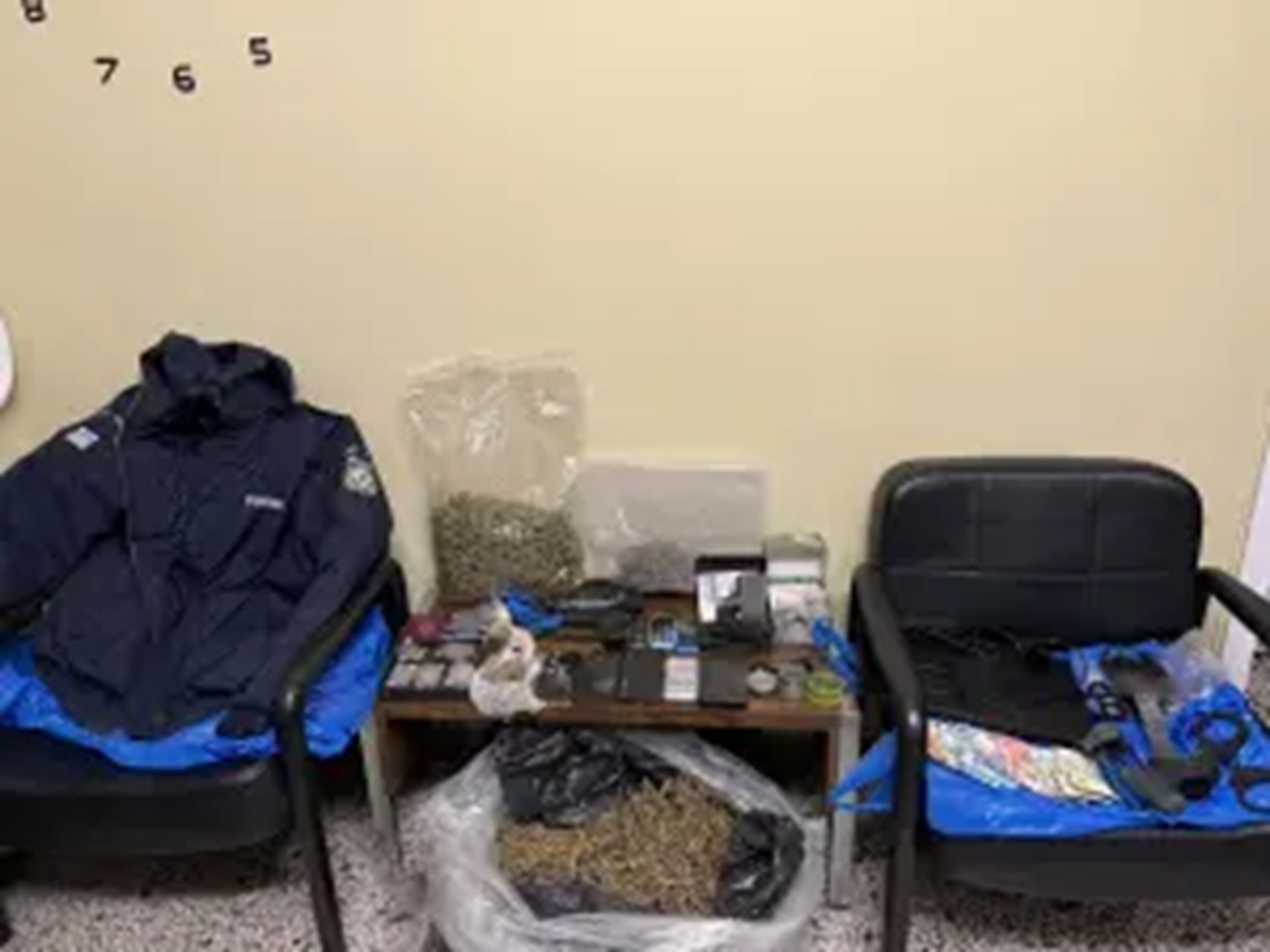 Επιχειρήσεις της αστυνομίας σε Ίλιον, Ασπρόπυργο, Αχαρνές και Ελευσίνα – Κατασχέσεις ναρκωτικών και όπλων