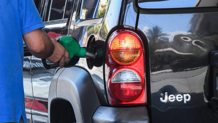 Fuel Pass: Πώς υποβάλλετε αίτηση, ποιοι το λαμβάνουν και πότε καταβάλλονται τα ποσά πριν το Πάσχα