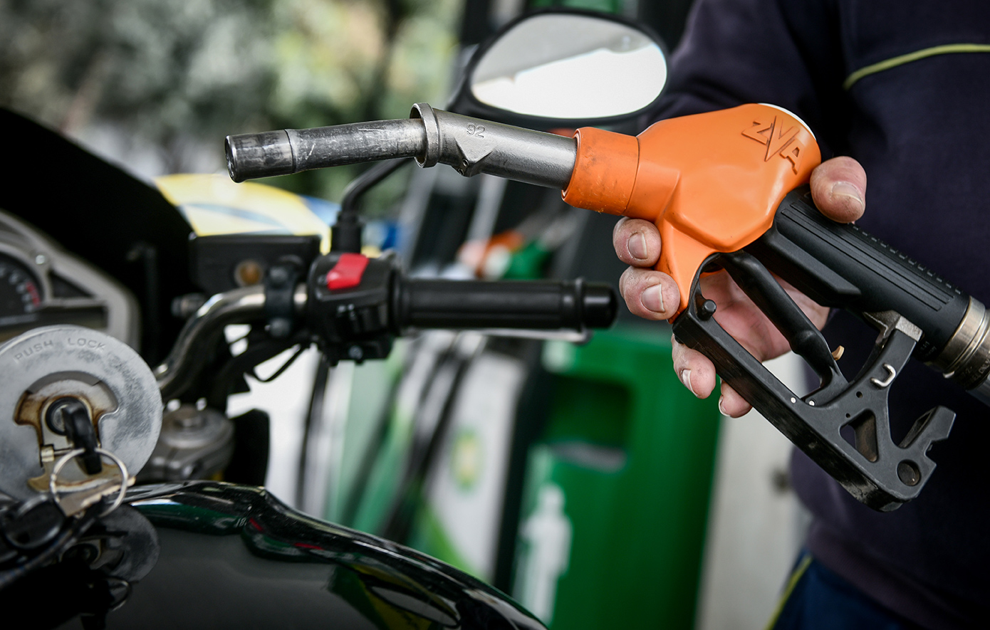 Ποια μέτρα σχεδιάζει η κυβέρνηση για την αύξηση των τιμών αν συνεχιστεί η σύγκρουση στο Ιράν: Στο προσκήνιο fuel pass και energy pass