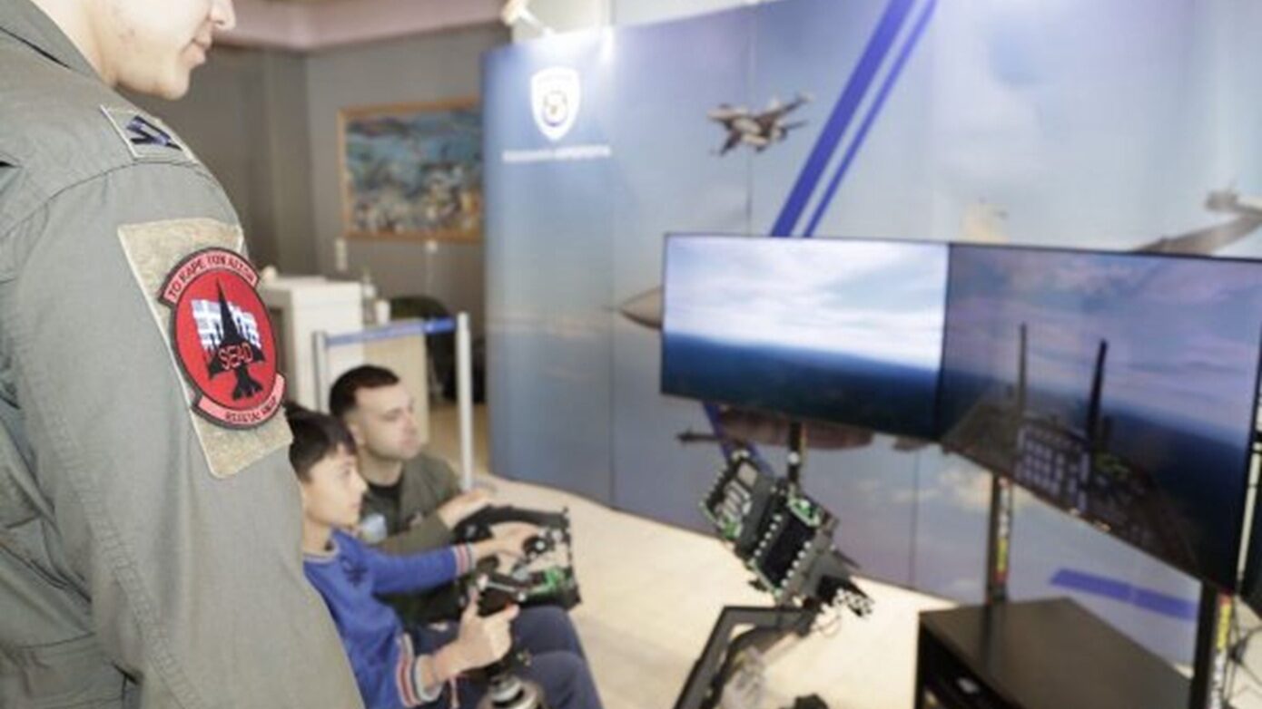 Προσομοιωτές F-16 και F-35 με VR στη Λαμία – Παιδιά συζήτησαν με πιλότους μαχητικών