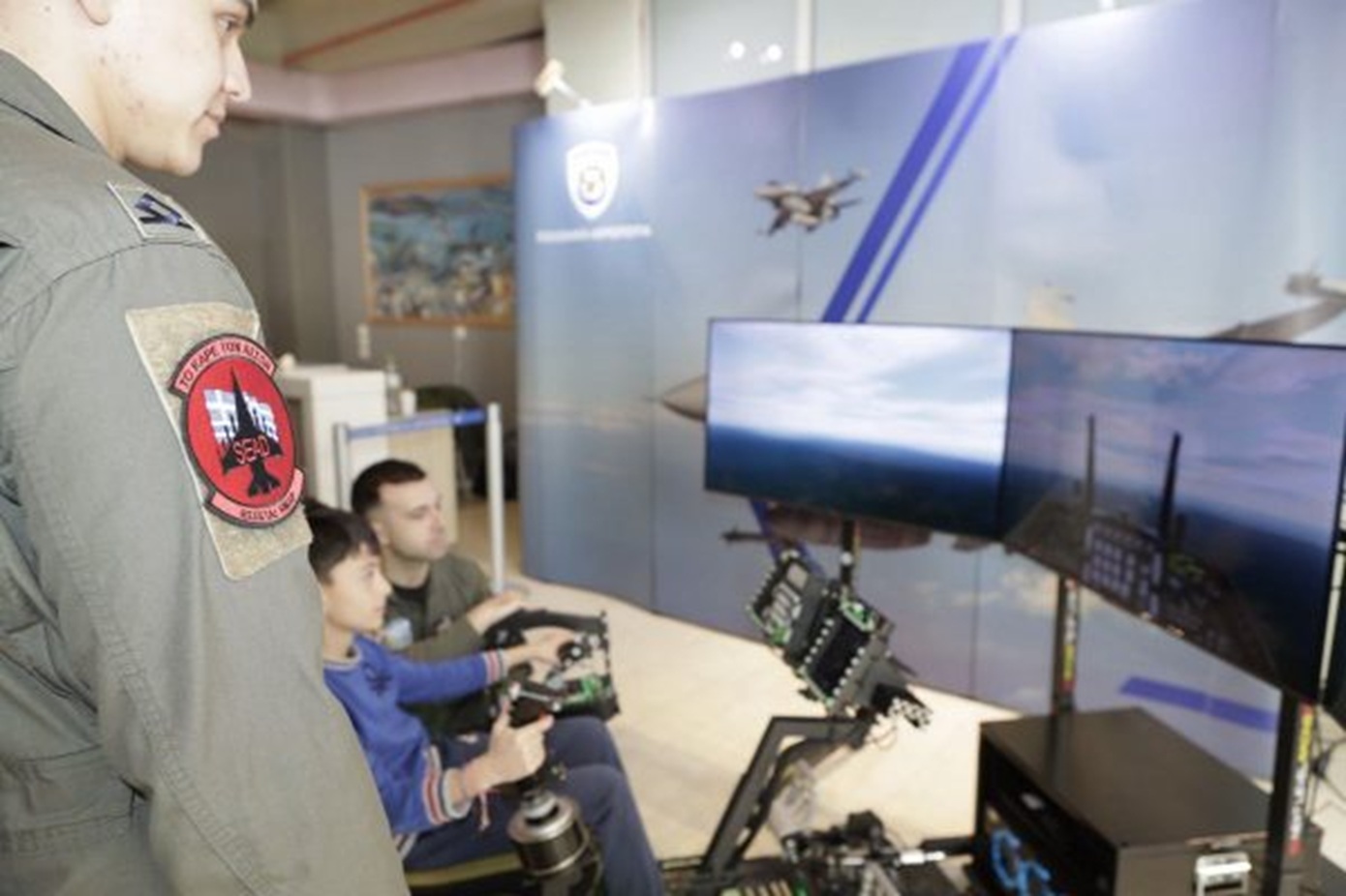 Προσομοιωτές F-16 και F-35 με VR στη Λαμία – Παιδιά συζήτησαν με πιλότους μαχητικών