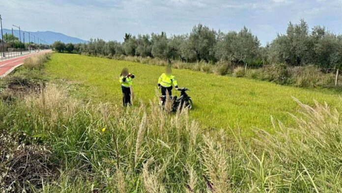 Αγρίνιο: Τροχαίο μεταξύ μοτοσικλέτας και αυτοκινήτου – Οδηγός εκτοξεύθηκε σε χωράφι