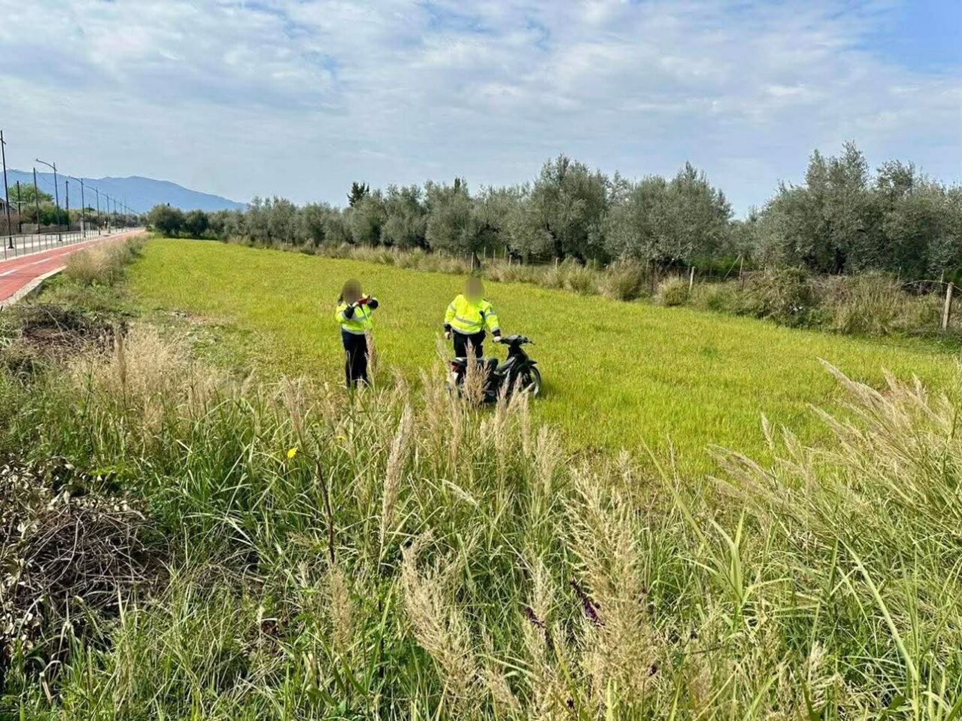 Αγρίνιο: Τροχαίο μεταξύ μοτοσικλέτας και αυτοκινήτου – Οδηγός εκτοξεύθηκε σε χωράφι