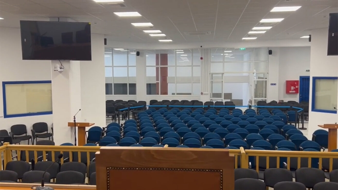 Δίκη για Τέμπη: Οι αλλαγές στην αίθουσα, πώς θα εισέλθουν δικηγόροι, συγγενείς και κατηγορούμενοι – «Αστακός» το δικαστήριο
