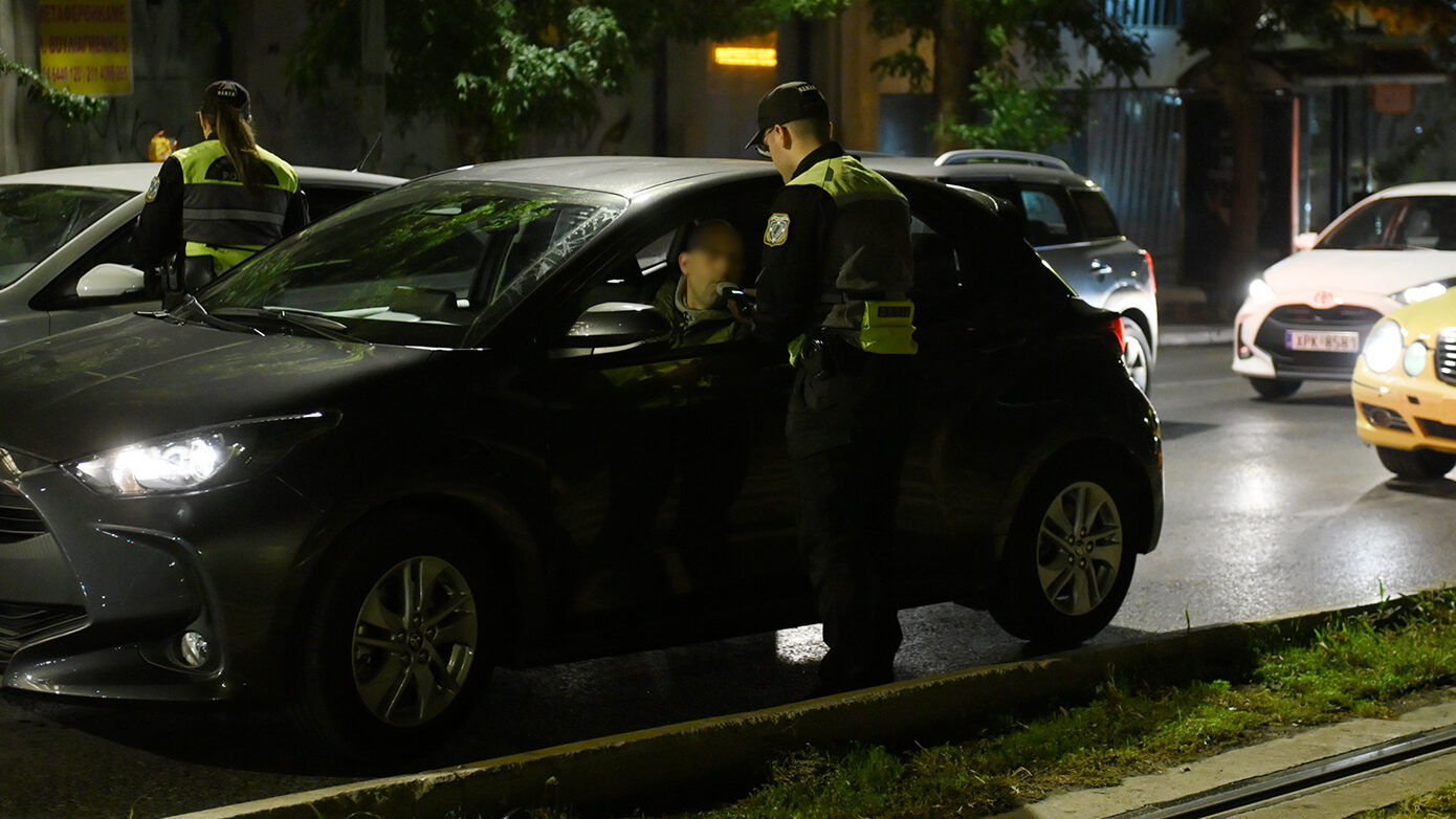 Πρόσφερε 50 ευρώ σε κάθε τροχονόμο για να αποφύγει τις κλήσεις και κατέληξε με χειροπέδες