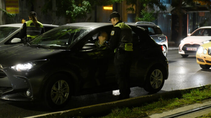 Πρόσφερε 50 ευρώ σε κάθε τροχονόμο για να αποφύγει τις κλήσεις και κατέληξε με χειροπέδες