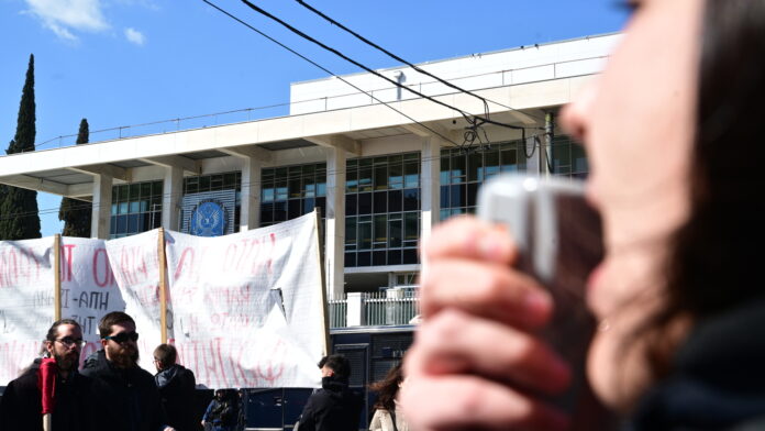 Διαμαρτυρία στην αμερικανική πρεσβεία κατά της επέμβασης στο Ιράν