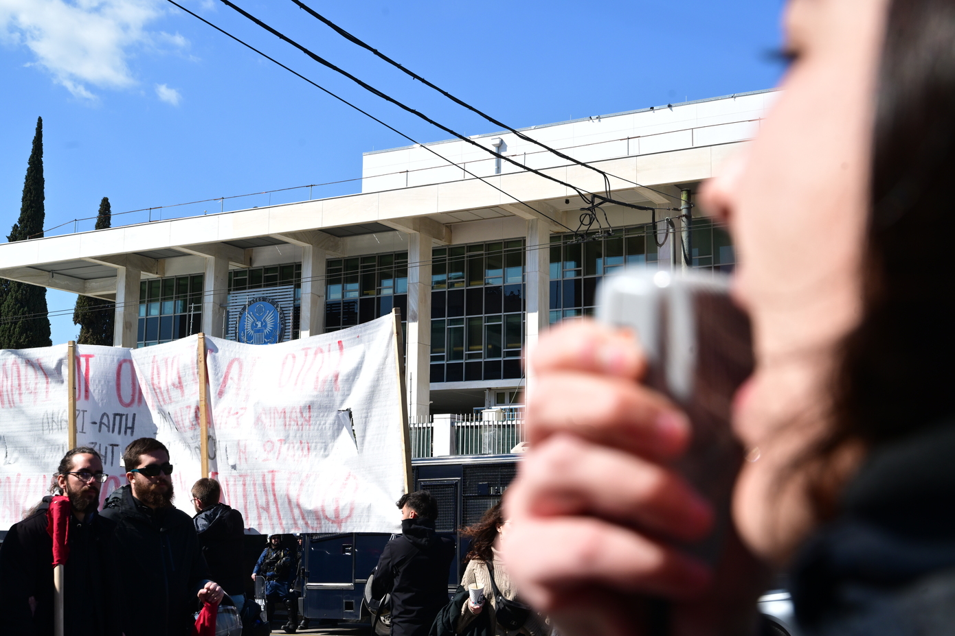 Διαμαρτυρία στην αμερικανική πρεσβεία κατά της επέμβασης στο Ιράν