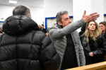 Οικογένειες θυμάτων επιτέθηκαν στον κατηγορούμενο πρώην πρόεδρο του ΟΣΕ: «Θα σε διαλύσω με τα χέρια μου»