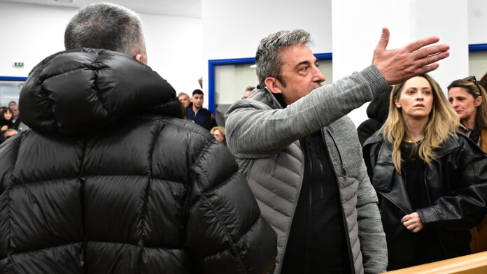 Οικογένειες θυμάτων επιτέθηκαν στον κατηγορούμενο πρώην πρόεδρο του ΟΣΕ: «Θα σε διαλύσω με τα χέρια μου»