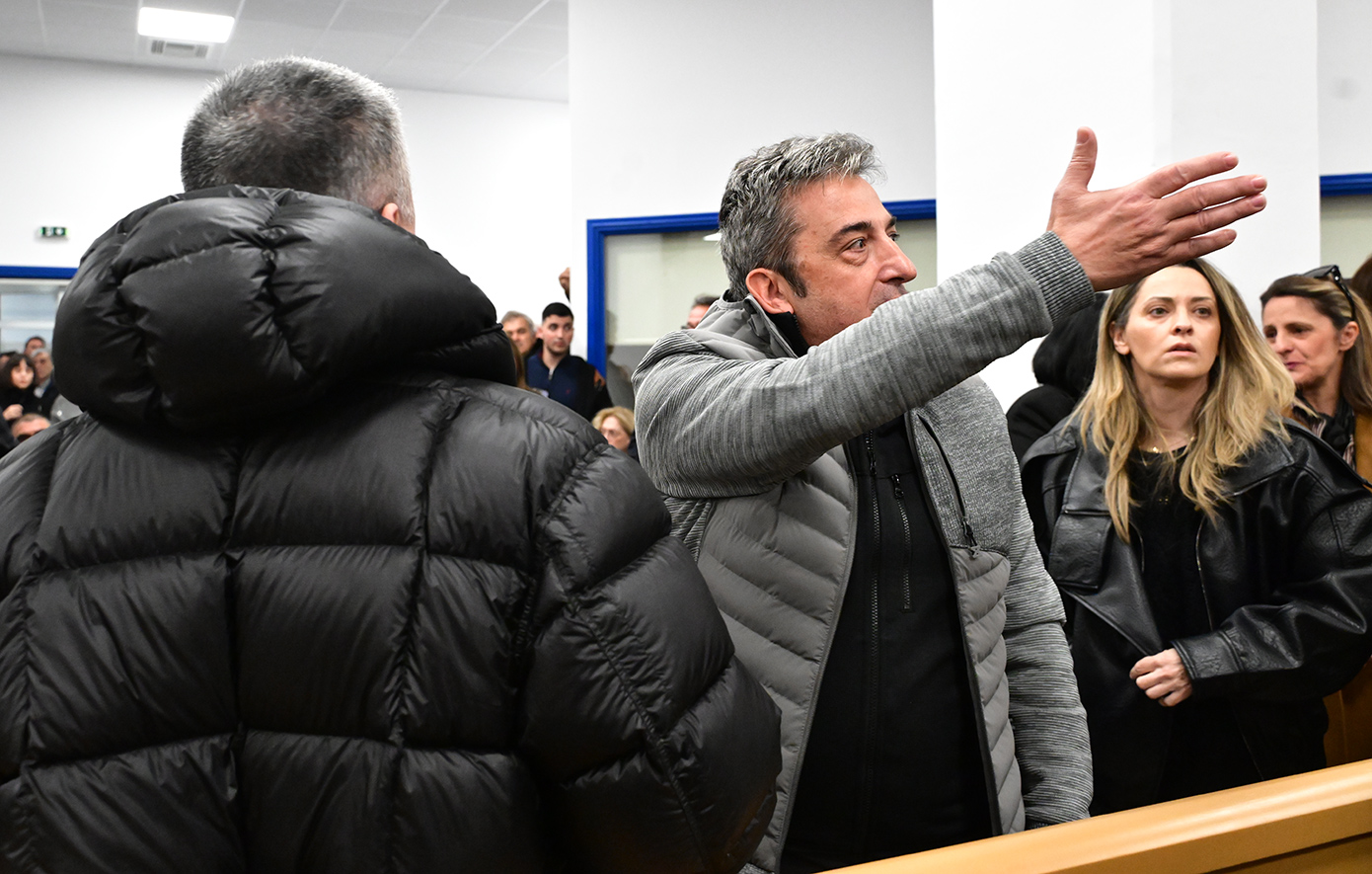 Οικογένειες θυμάτων επιτέθηκαν στον κατηγορούμενο πρώην πρόεδρο του ΟΣΕ: «Θα σε διαλύσω με τα χέρια μου»