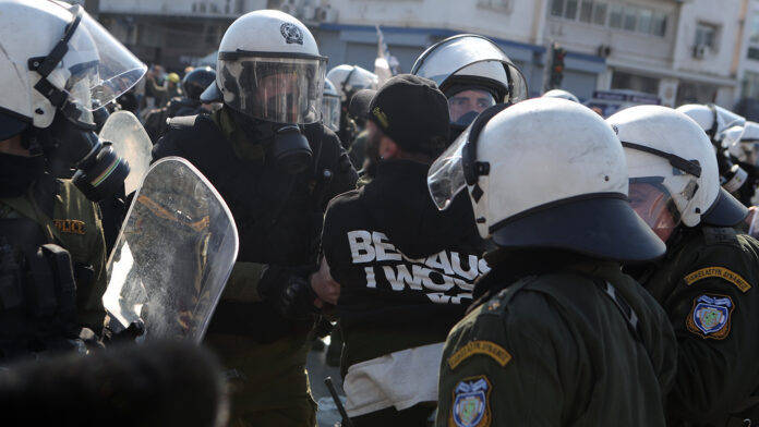 Τέμπη: Στην Ευελπίδων οι κρατούμενοι από τη μαζική διαδήλωση – Αντίδραση γονέων για άδικες συλλήψεις