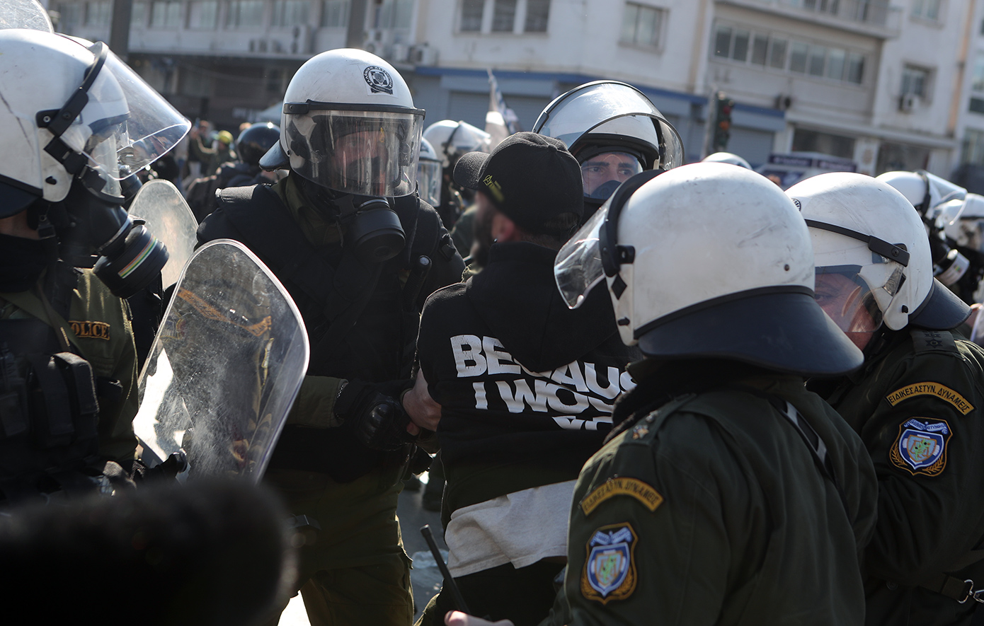 Τέμπη: Στην Ευελπίδων οι κρατούμενοι από τη μαζική διαδήλωση – Αντίδραση γονέων για άδικες συλλήψεις