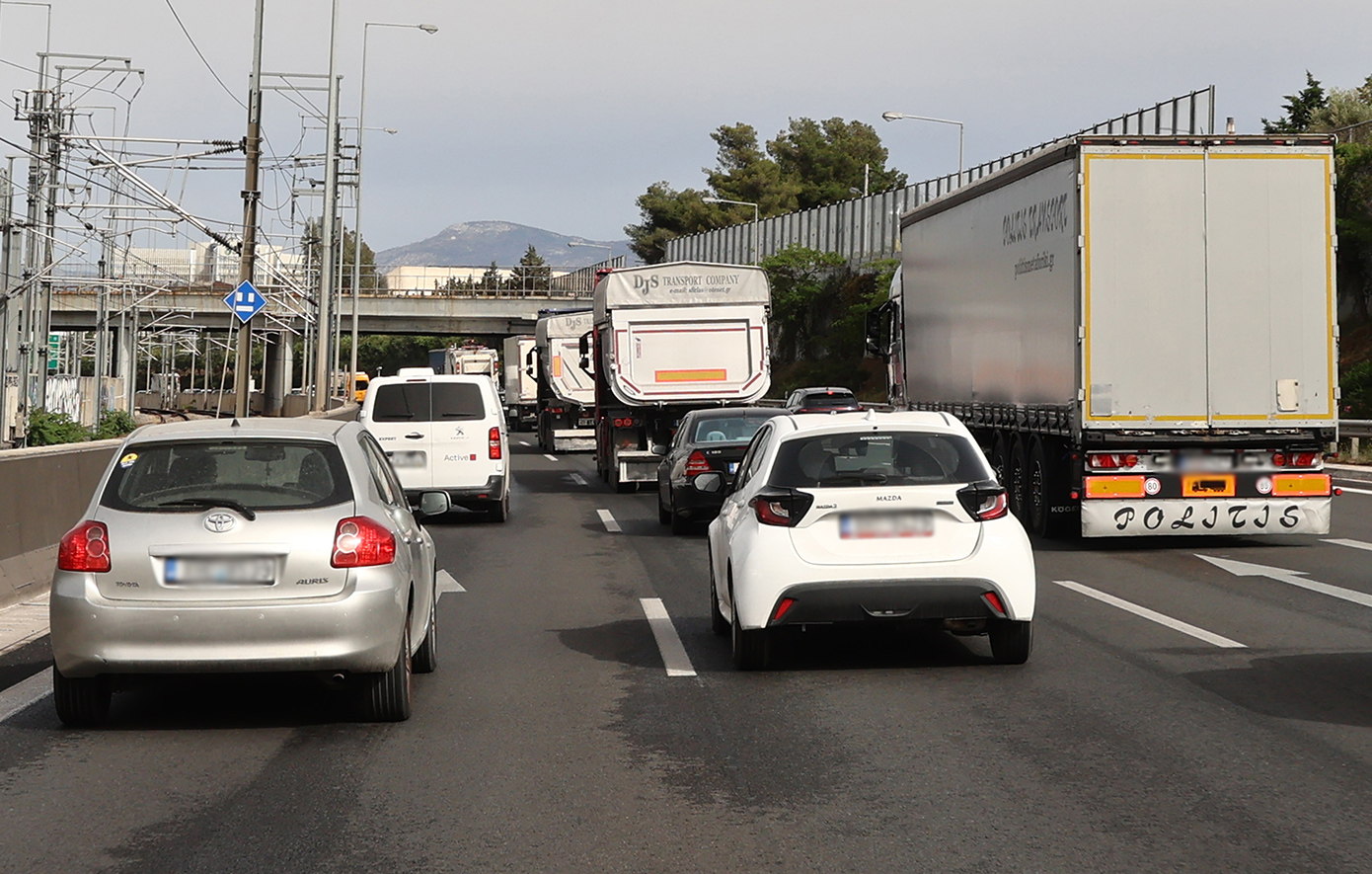 Χάος στους δρόμους: Τροχαίο στην Αττική Οδό μετά τη Μαραθώνος – Έντονη κυκλοφοριακή συμφόρηση στο κέντρο της Αθήνας