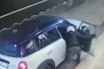 Βίντεο ντοκουμέντο από τη δράση δύο ανδρών που έκλεβαν τσάντες από αυτοκίνητα ενώ ήταν μέσα οι οδηγοί