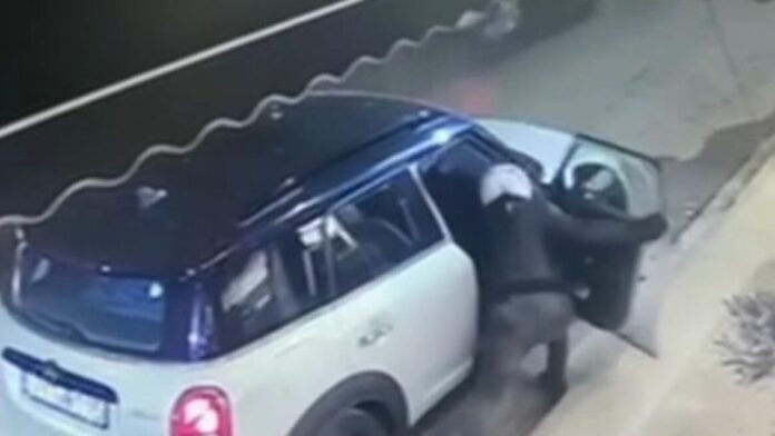 Βίντεο ντοκουμέντο από τη δράση δύο ανδρών που έκλεβαν τσάντες από αυτοκίνητα ενώ ήταν μέσα οι οδηγοί