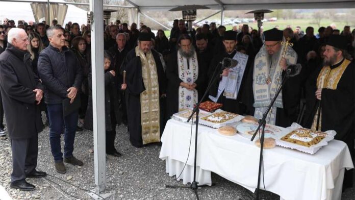 Ο Περιφερειάρχης Δημ. Κουρέτας στο μνημόσυνο των Τεμπών παρευρίσκεται