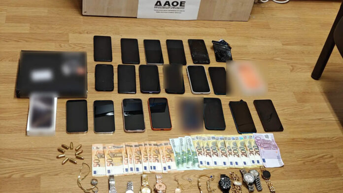 Η δράση της συμμορίας που ξεγελούσε πολίτες μέσω τηλεφώνου: Ο «αρχηγός», οι «καλούντες» και οι «εισπράκτορες»