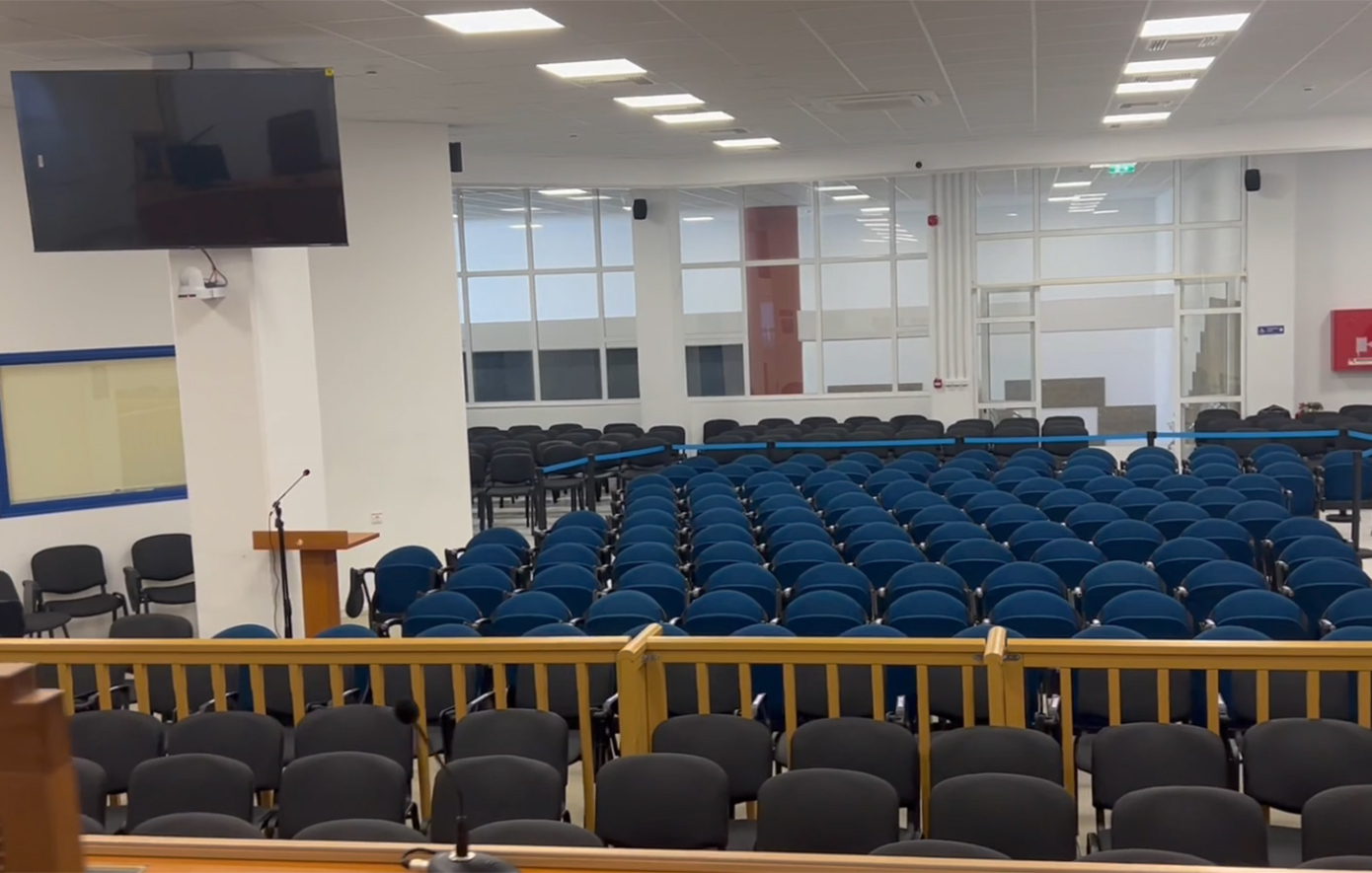Νέα πλάνα από την αίθουσα που θα διεξαχθεί η δίκη για την τραγωδία των Τεμπών