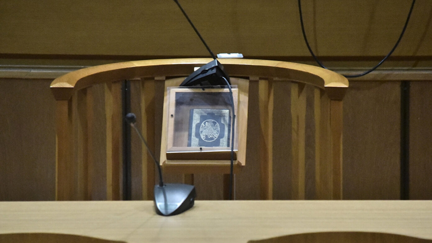 Άρχισε η δίκη για το σκάνδαλο διαρροής e-mail αποδήμων