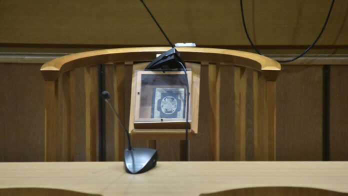Άρχισε η δίκη για το σκάνδαλο διαρροής e-mail αποδήμων