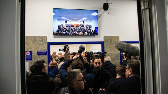 «Αίσχος» φώναζαν στη δίκη των Τεμπών για το μέγεθος της αίθουσας – «Συγγνώμη», είπε η έδρα