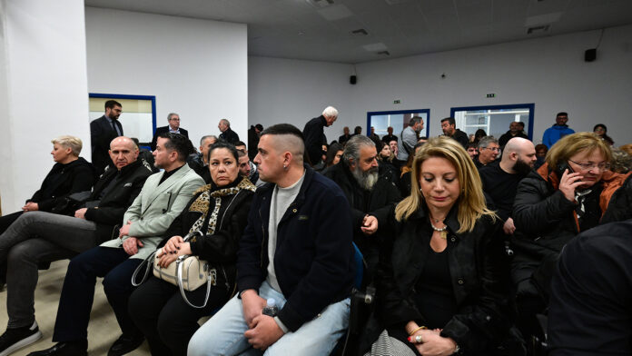 Καρυστιανού για τη δίκη στα Τέμπη: Απόλυτη αίσχος και υποτίμηση η αίθουσα του δικαστηρίου – Στριμωγμένοι σαν σαρδέλες