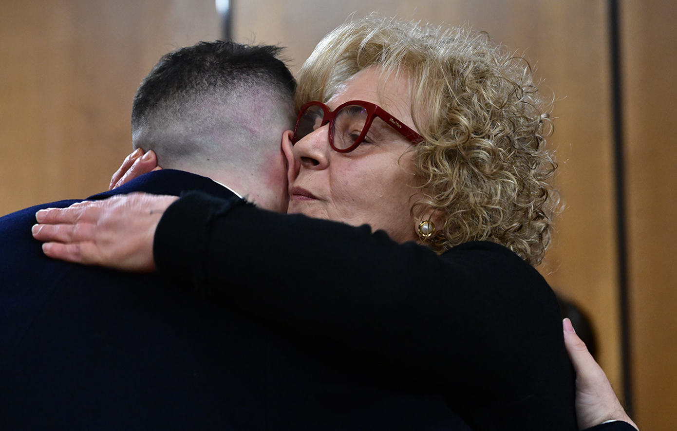 Συγκίνηση στο Εφετείο μετά την ετυμηγορία για τη Χρυσή Αυγή: Συγκλονισμένη η Μάγδα Φύσσα – Αποκαρδιωμένοι Κασιδιάρης και Λαγός