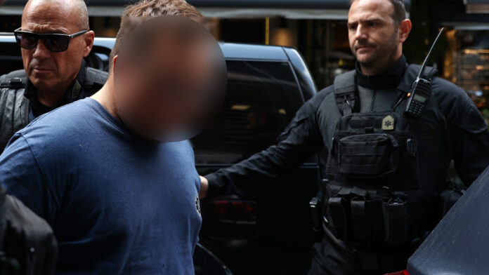«Κάλεσα τον ξάδερφό μου για να τη ρίξουμε στα σκουπίδια»: Ψυχρός και κυνικός στην ομολογία του ο μητροκτόνος της Λάρισας