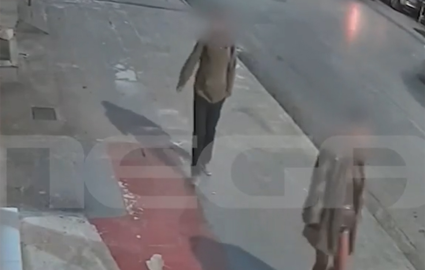 Βίντεο με τον «δράκο» του Πειραιά να κατασκοπεύει γυναίκα – Πάνω από 7 επιθέσεις σε 8 μήνες