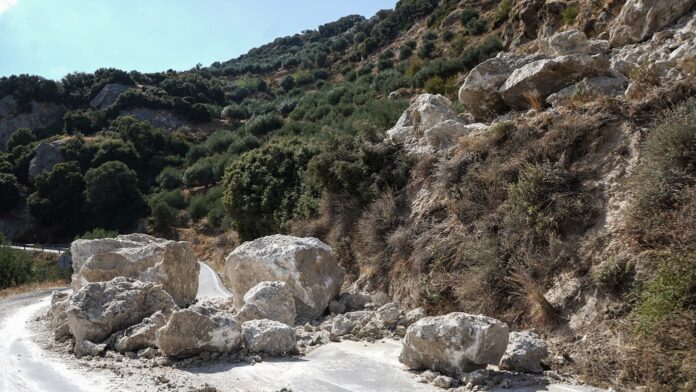 Κατολισθήσεις βράχων και καταστροφές σε μοναστήρι από σεισμό στα Άγραφα – Κλειστά σχολεία σε Μουζάκι και Παλαμά