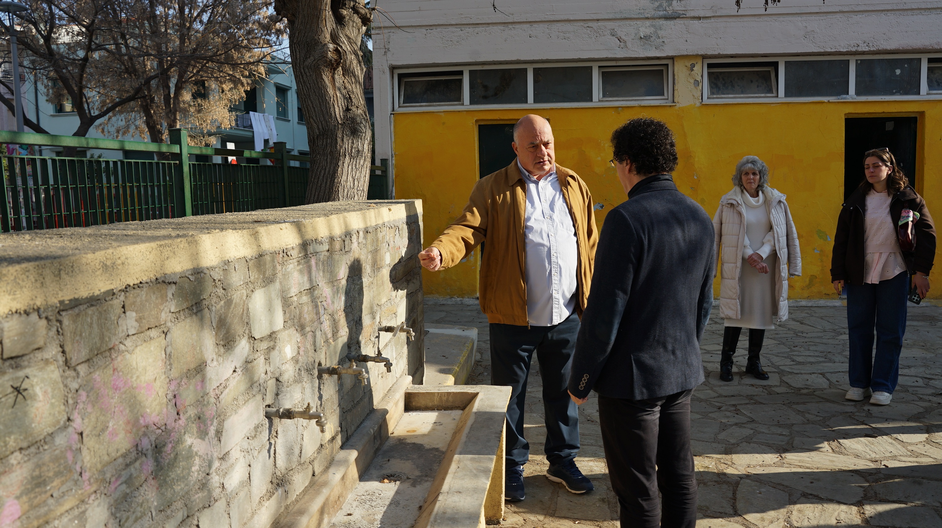 Αυτοψία του δημάρχου Βόλου στο 6ο Δημοτικό Σχολείο μετά από συνάντηση με τον Σύλλογο Γονέων