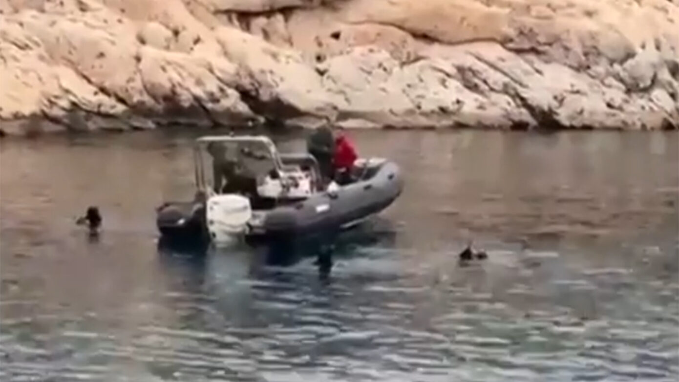 Πτερύγια και φιάλη οξυγόνου εντοπίστηκαν στο «Πηγάδι του Διαβόλου» – Συνεχίζεται η αναζήτηση του δύτη στη Βουλιαγμένη