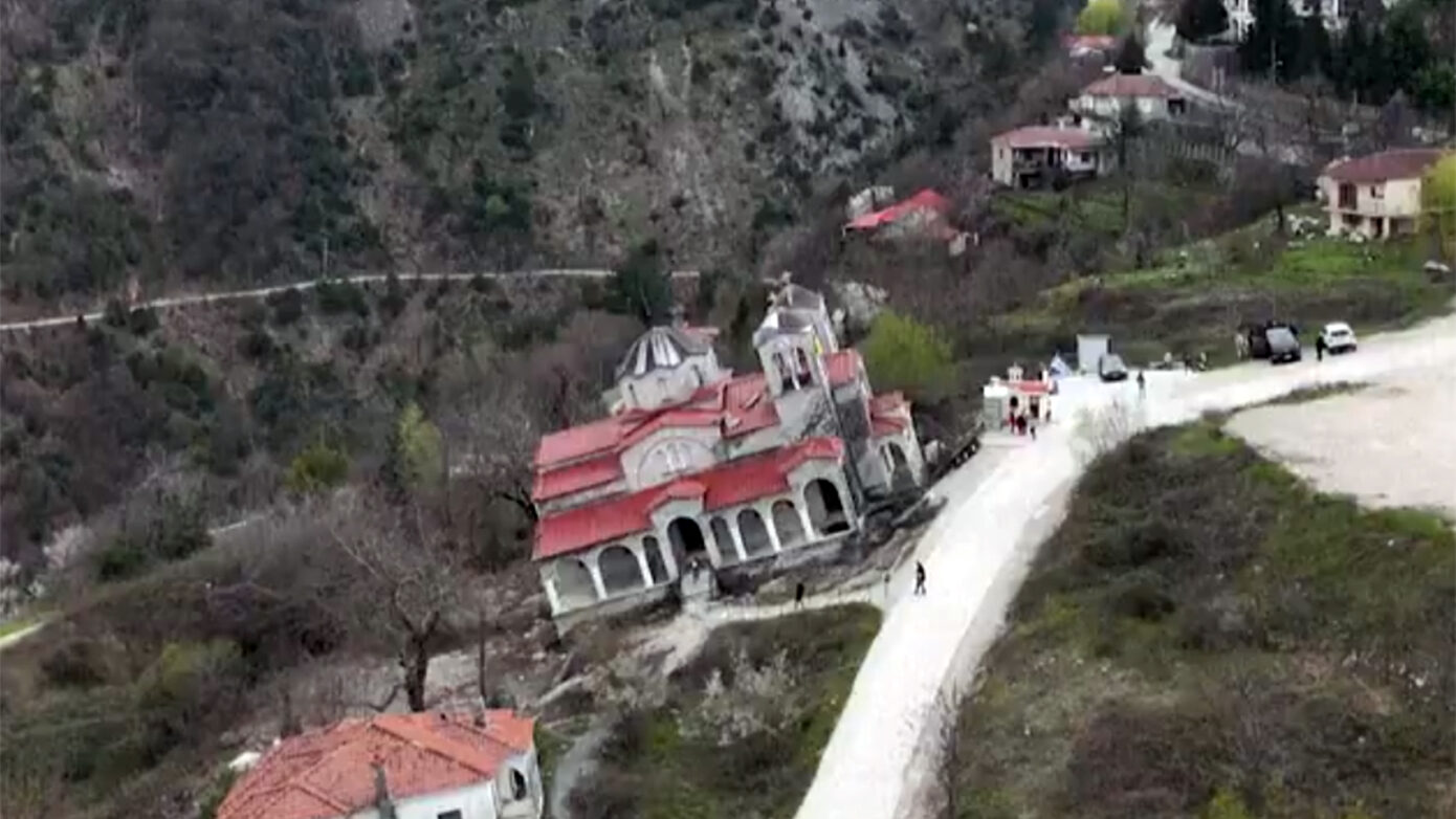 Ο ναός στα Τρίκαλα με κλίση 17 μοιρών που μαγεύει τον κόσμο – Αποπροσανατολίζει και εντυπωσιάζει τους επισκέπτες