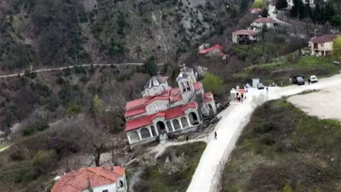 Ο ναός στα Τρίκαλα με κλίση 17 μοιρών που μαγεύει τον κόσμο – Αποπροσανατολίζει και εντυπωσιάζει τους επισκέπτες
