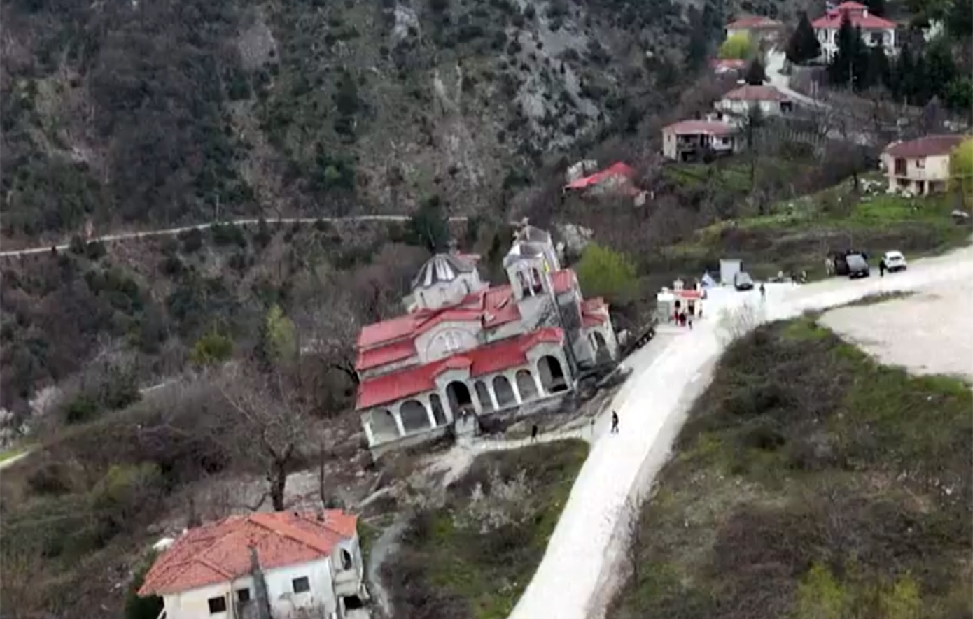 Ο ναός στα Τρίκαλα με κλίση 17 μοιρών που μαγεύει τον κόσμο – Αποπροσανατολίζει και εντυπωσιάζει τους επισκέπτες