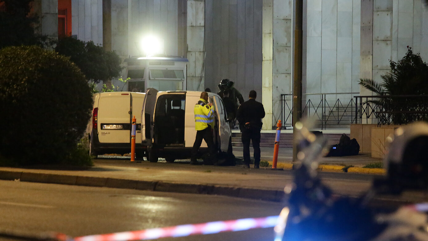 Πώς εξελίχθηκε το περιστατικό στη ΓΑΔΑ με τον άνδρα που απείλησε να εκραγεί – Είχε πραγματικές χειροβομβίδες