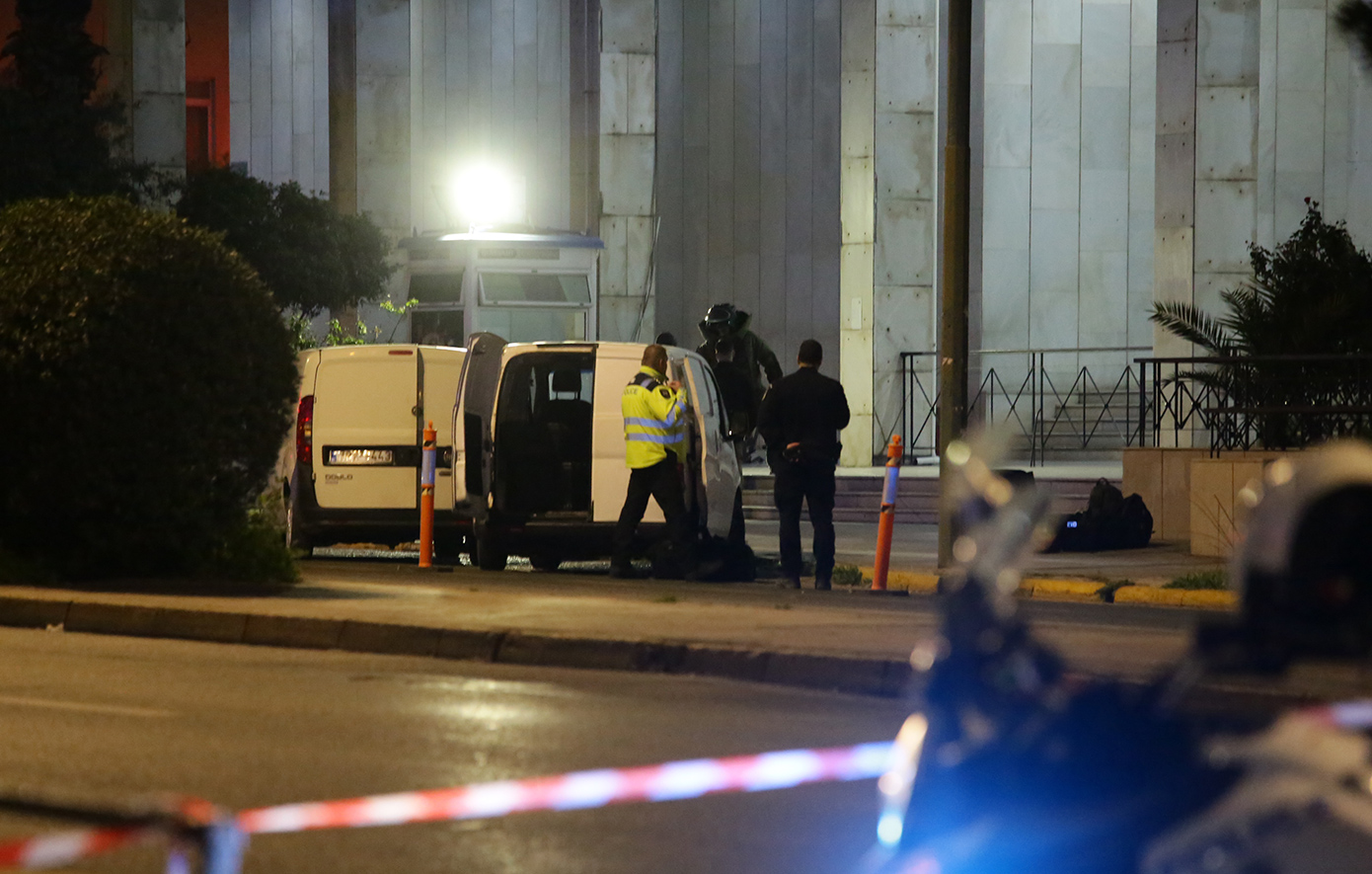 Πώς εξελίχθηκε το περιστατικό στη ΓΑΔΑ με τον άνδρα που απείλησε να εκραγεί – Είχε πραγματικές χειροβομβίδες