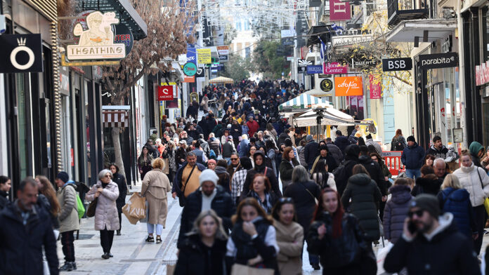 Το μισθολογικό χάσμα στην Ελλάδα παραμένει, με τις γυναίκες να λαμβάνουν 13,4% λιγότερα από τους άνδρες