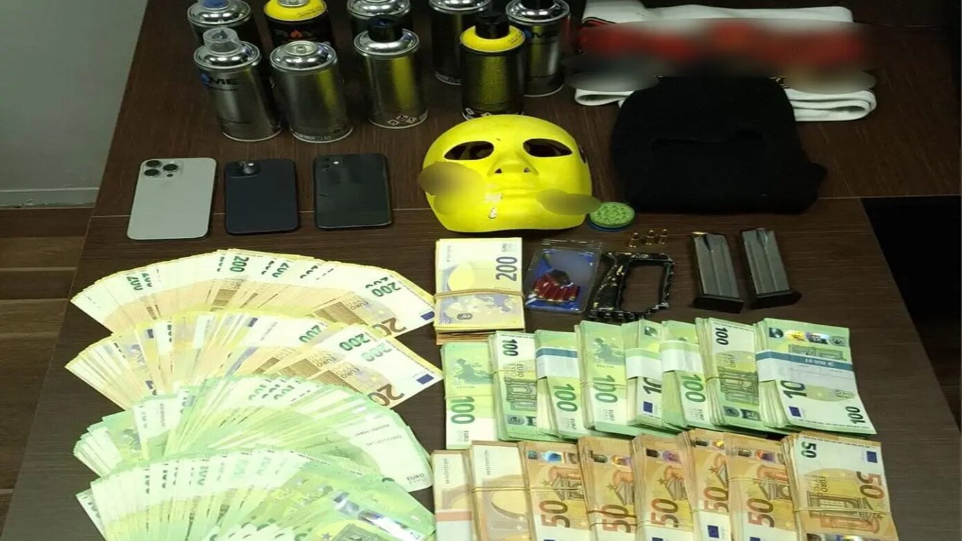 Πέντε συλλήψεις για βία οπαδών στον Άγιο Δημήτριο – Σιδηρογροθιά, σφαίρες και 300.000 ευρώ εντοπίστηκαν στα σπίτια τους