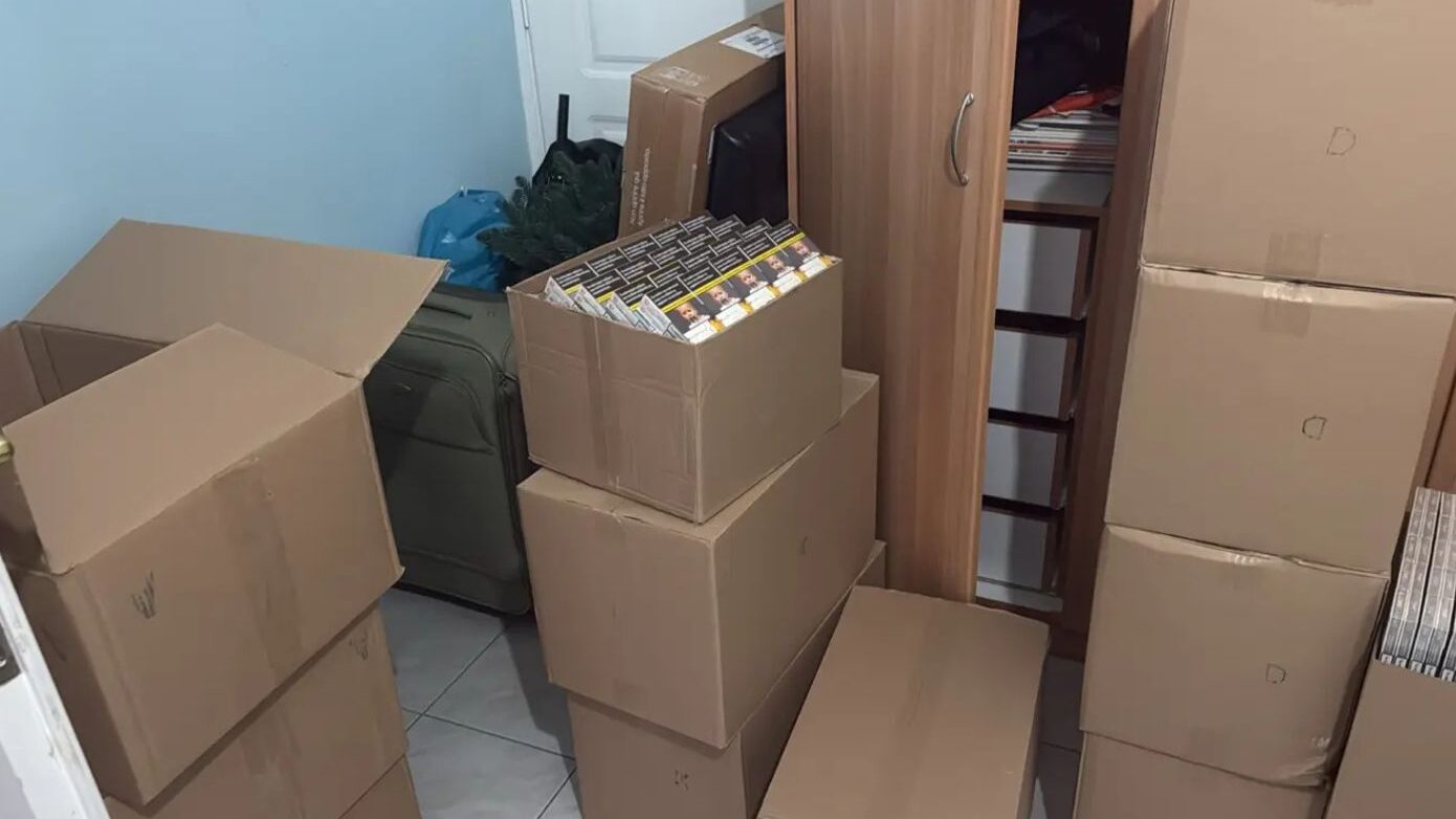 Αποκαλύφθηκε δίκτυο που διέθεσε σε ένα έτος 240.000 παράνομα πακέτα τσιγάρων – Ζημιά 1 εκατ. ευρώ για το Δημόσιο