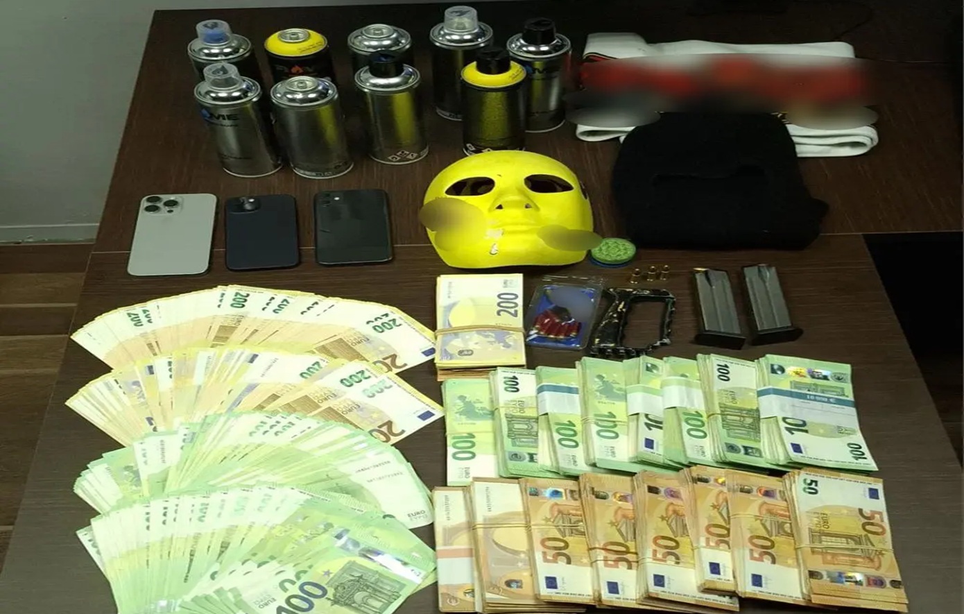 Πέντε συλλήψεις για βία οπαδών στον Άγιο Δημήτριο – Σιδηρογροθιά, σφαίρες και 300.000 ευρώ εντοπίστηκαν στα σπίτια τους