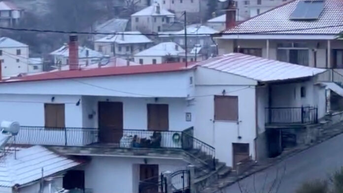 Χιονισμένο τοπίο στην ορεινή Ελασσόνα: Χειμωνιάτικη αφύπνιση με παγωνιά και χιόνια