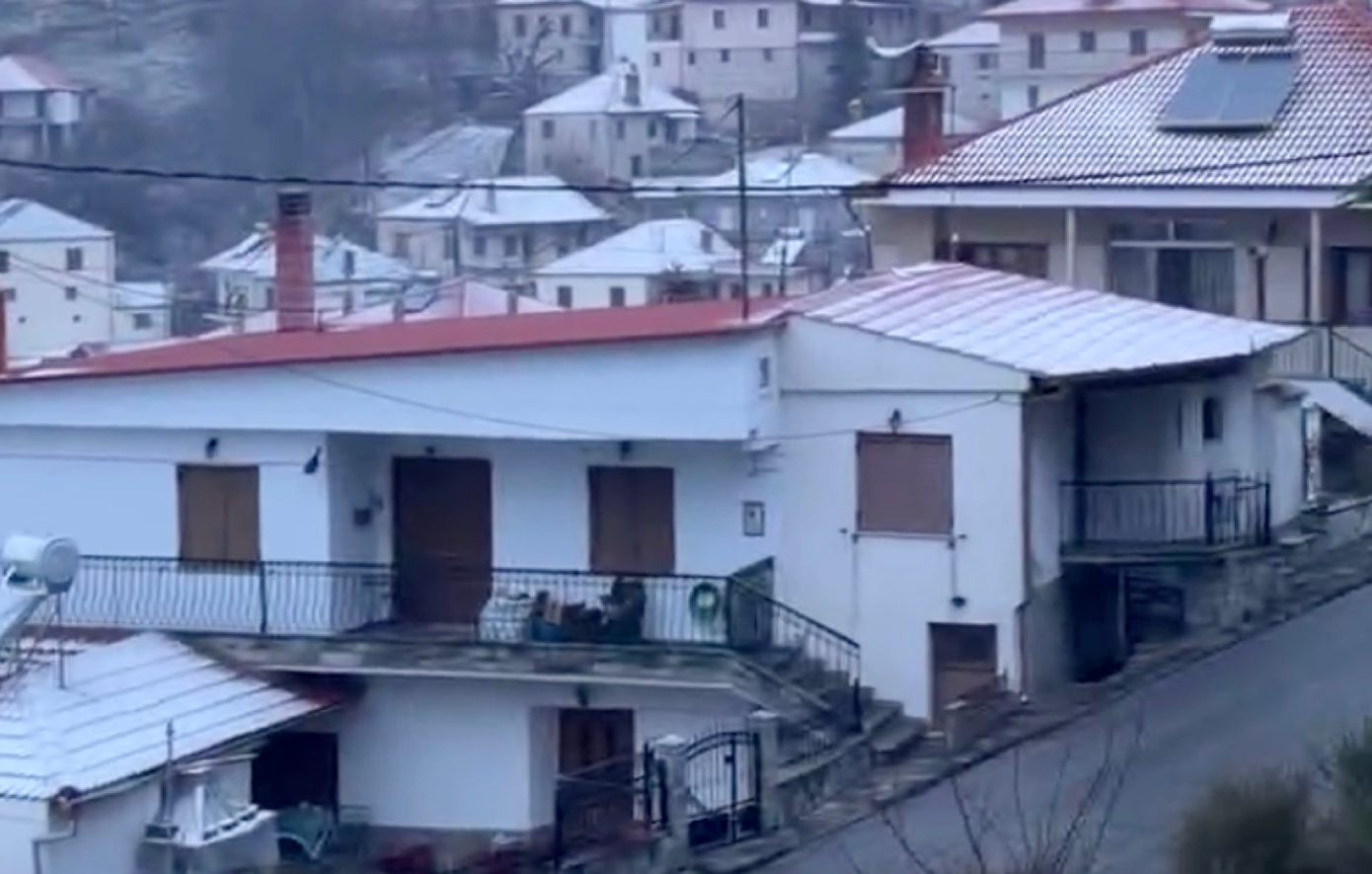 Χιονισμένο τοπίο στην ορεινή Ελασσόνα: Χειμωνιάτικη αφύπνιση με παγωνιά και χιόνια